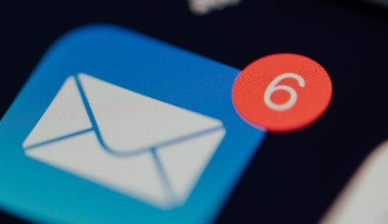 Nahaufnahme eines Smartphones mit E-Mail-Symbol und sechs neuen Nachrichten