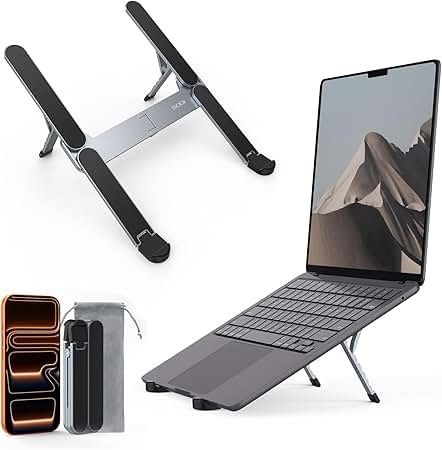 Tablet mit Tastaturhülle, Laptopständer und Zubehör auf weißem Hintergrund